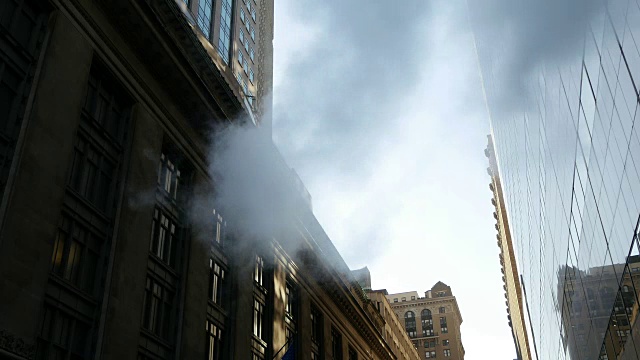 纽约市的街道上飘着蒸汽烟雾。全球变暖污染背景视频下载