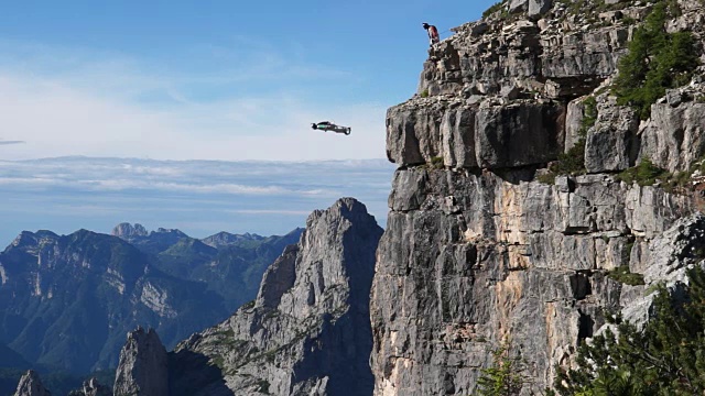 飞行服飞行员从悬崖上跳下视频下载