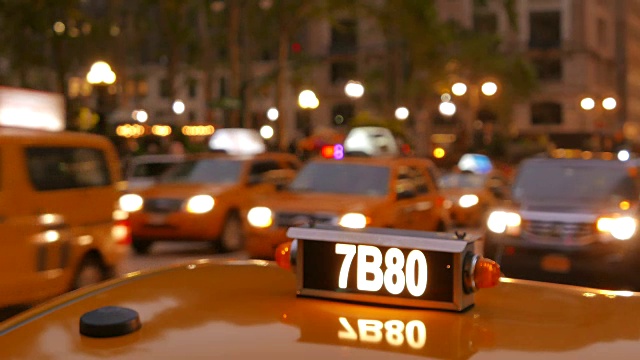 黄色出租车在纽约市的夜晚。关闭出租车车顶灯。交通运输背景视频下载