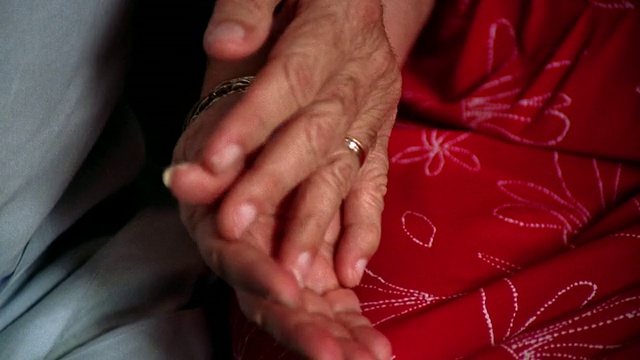 拉近老男人的手牵着老女人的手视频素材