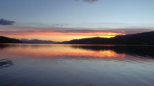 黎明时分，航拍过平静的湖面视频素材