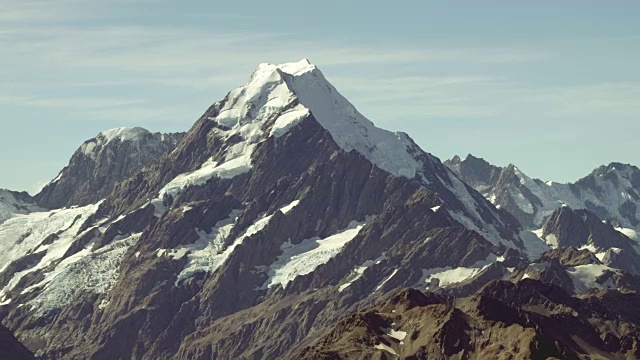 白雪皑皑的山顶视频下载