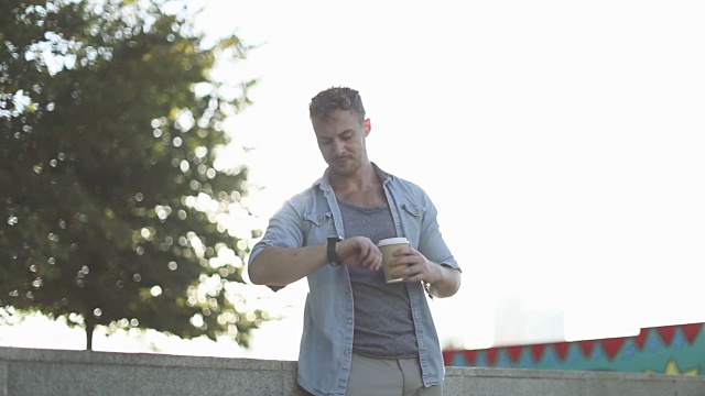 时尚男士使用智能手表视频下载