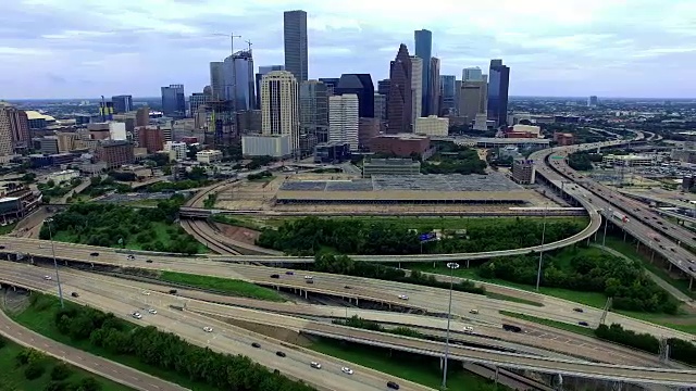 空中休斯敦横跨高速公路和河流天际线城市背景视频下载