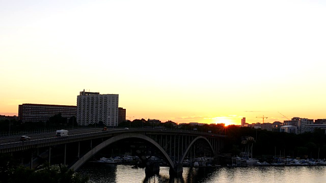 日落时分的大桥和城市景观视频素材