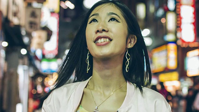 快乐的日本年轻女子视频素材