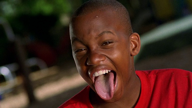 黑色男孩微笑，伸出舌头，+做鬼脸/佛罗里达视频素材
