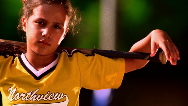 肖像西班牙裔女孩在棒球制服和棒球棒肩上/佛罗里达视频素材