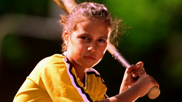 MS倾斜肖像西班牙女孩在棒球制服挥棒球棒/佛罗里达视频下载
