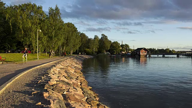 芬兰赫尔辛基，人们在西贝柳斯公园海边散步视频素材