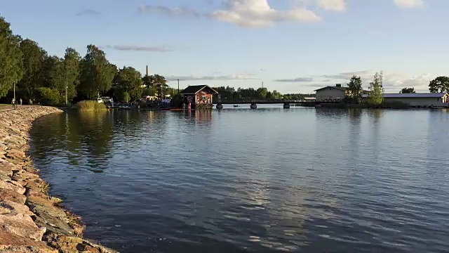 朋友们在芬兰赫尔辛基的海边划船视频素材