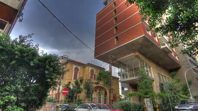 在贝鲁特一幢高层公寓大楼的底部拍摄的时间流逝。视频下载