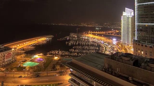 夜景镜头拍摄于贝鲁特的一个小港口。视频下载