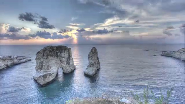 从夜晚到白天的时光流逝穿过贝鲁特海岸的鸽子岩。视频下载
