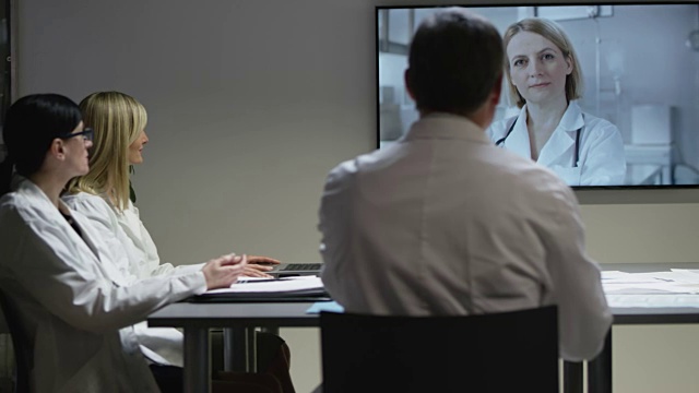 一群医生和一名女同事进行视频通话视频下载