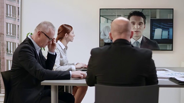 DS业务团队与同事召开视频会议视频素材