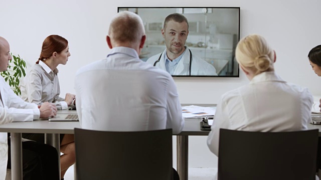 医疗小组和他们的同事召开视频会议视频素材