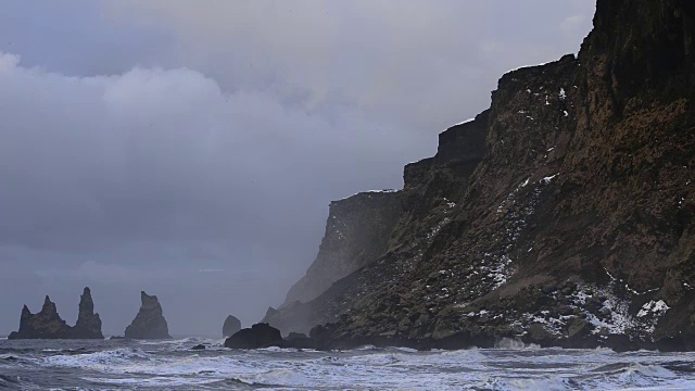 冰岛维克的暴风雨之海视频素材