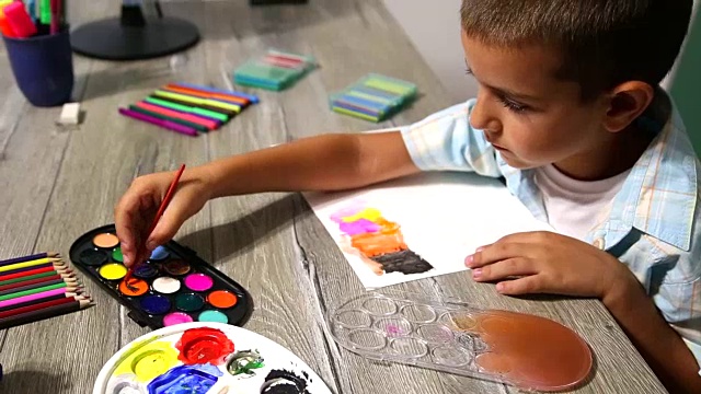 小孩子用水彩画。视频下载