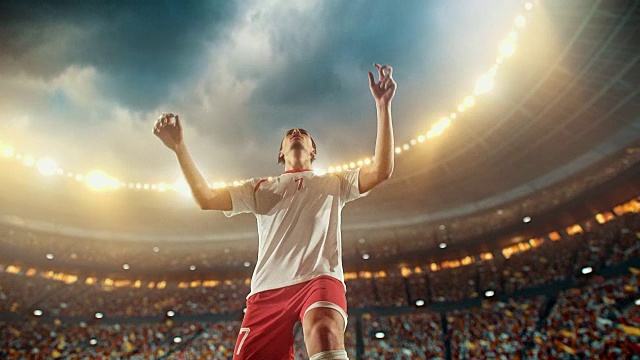 足球:职业球员踢出一个强有力的球视频购买