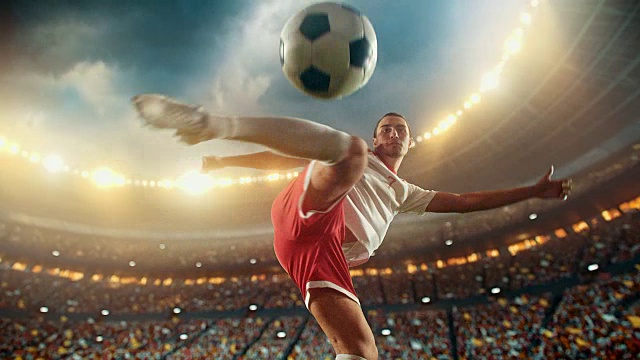 足球:职业球员踢出一个强有力的球视频素材