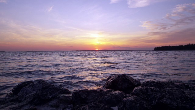 日落在缅因州海岸的岩石视频下载