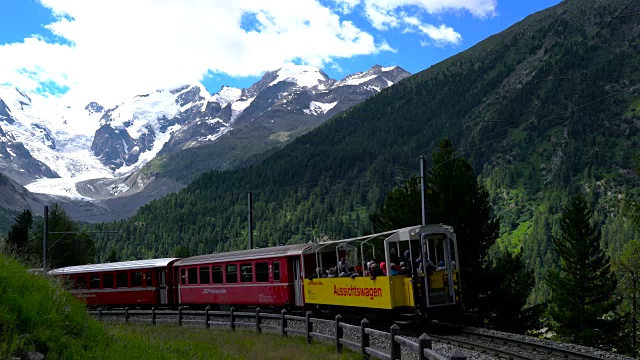 阿尔卑斯山的红色火车。视频下载