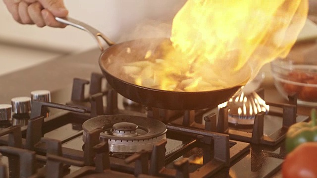 厨师用火烹饪，烤制蔬菜视频素材