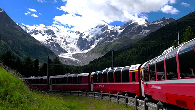 阿尔卑斯山的红色火车。视频下载