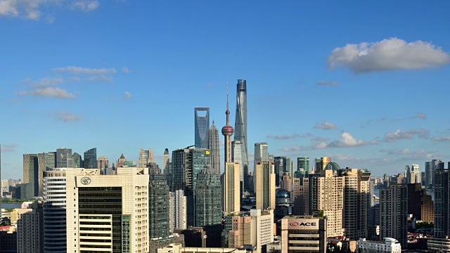 时光流逝:阳光明媚的上海天际线视频素材