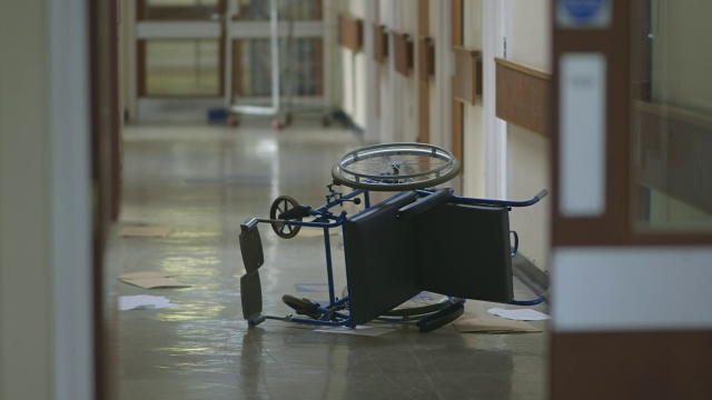 图为英国西约克郡利兹旧医院走廊上的轮椅照片视频下载