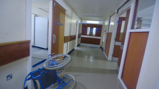 图为英国西约克郡利兹的破旧医院走廊尽头视频下载