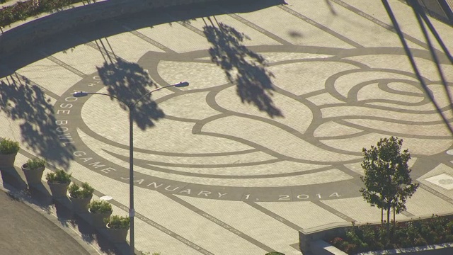 加州帕萨迪纳市的“玫瑰碗”街灯标志视频素材
