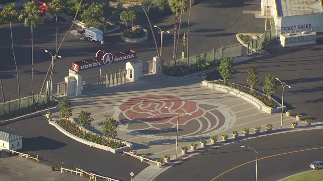 美国加利福尼亚州帕萨迪纳市的“玫瑰碗”街灯标志视频素材