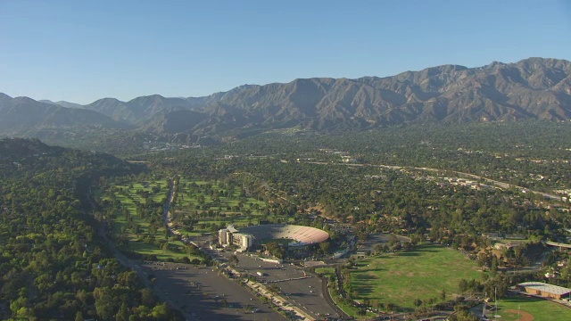WS AERIAL POV玫瑰碗体育场与绿色景观帕萨迪纳，加州视频素材