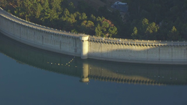 加州好莱坞山的WS AERIAL POV穆赫兰大坝和好莱坞水库视频下载