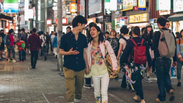 年轻的日本夫妇在涉谷上吊视频购买