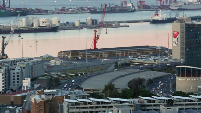 南非西开普省开普敦港口/开普敦的汽车拖动视图视频下载