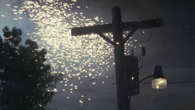 龙卷风中电火花从电力线上飞溅。视频素材