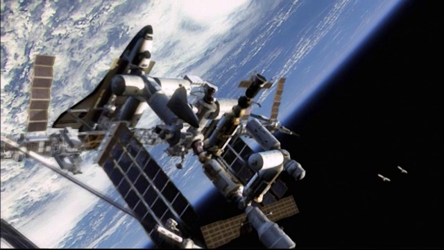 宇航员漂浮在空间站外。视频下载