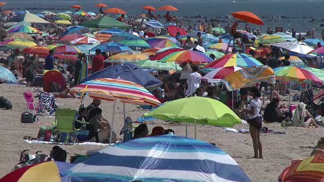 炎热夏日拥挤的康尼岛海滩视频素材
