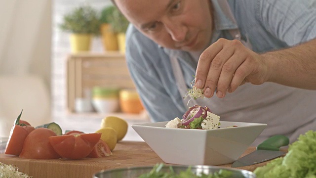 男人用豆芽装饰蔬菜沙拉视频素材