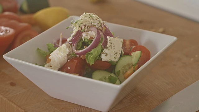 蔬菜沙拉放在厨房柜台上的盘子里视频素材