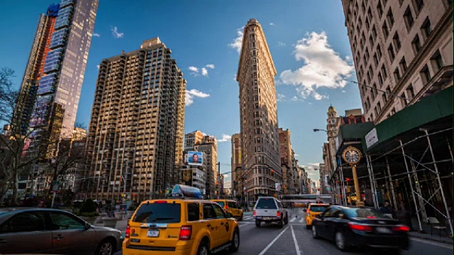 时间流逝:美国纽约熨斗大厦的交通状况视频下载
