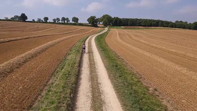 农村骑自行车视频素材