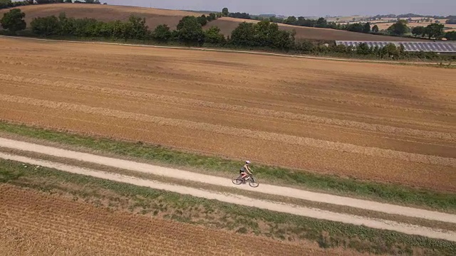 农村骑自行车视频素材