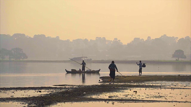 当地渔民的生活在U Bein桥附近的早晨视频素材