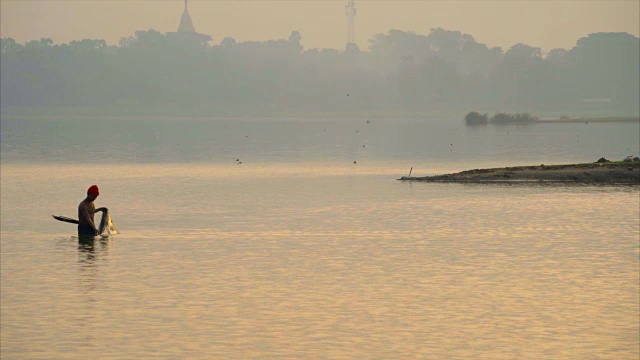 金色的清晨，当地渔民在湖中撒网捕鱼视频素材