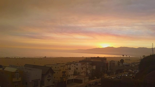日落时分的圣莫尼卡海滩和房子视频下载