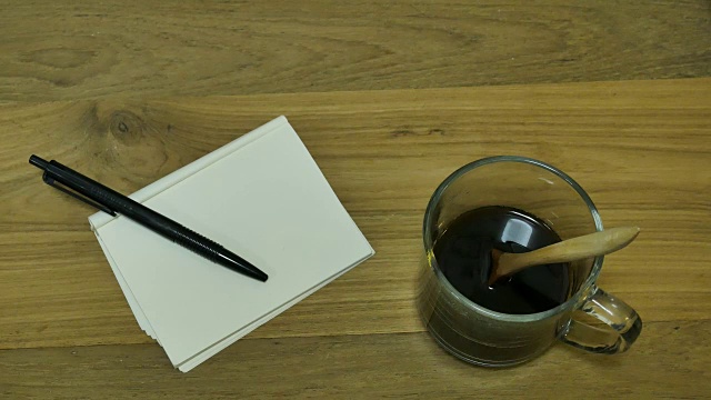 办公室桌子上放着一张纸条，一杯咖啡视频素材